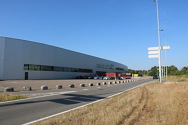 Een drone foto van het nieuwe distributiecentrum voor Philips Lighting dat bestaat uit distributiehal en kantoor 