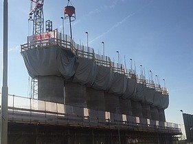 Foto van het nieuwe windscherm met een totale lengte van 144 meter dat bestaat uit 27 halfronde betonnen schalen met een buitendiameter van 4 meter