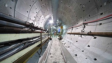 Foto van de binnenkant van de Noord-Zuidlijn van de Amsterdamse metro
