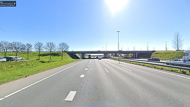 Google maps foto van de nieuwe betonnen brug over de A2, een van de belangrijkste onderdelen van het hele project.