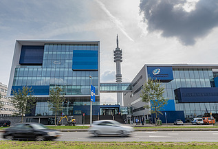 Photo of the exterior of a new school building at Waalhaven in Rotterdam.