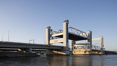 Een foto van de Botlekbrug in Rotterdam.