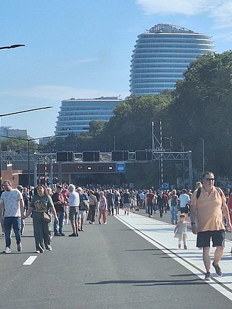 Residents of Groningen and other interested parties attended the grand opening of the southern Ring Road
