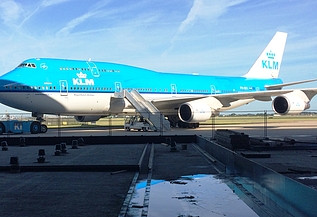 Photograph of the work being carried out on the concrete floor of Hangar 14 at Schiphol-East during its conversion into a warehouse.