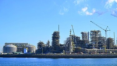 Foto van de raffinaderij Neste Oil voor de productie van biodiesel in Rotterdam
