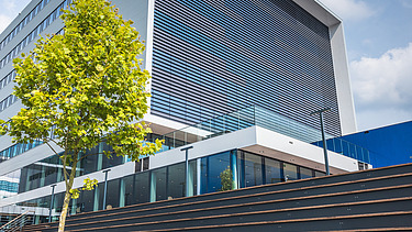 Photo of the exterior of a new school building at Waalhaven in Rotterdam.