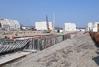 Foto van de werfwerkzaamheden voor de aanleg van de kademuur en kraanbaan bij City Terminal Kramer in de Prins Willem‑Alexanderhaven.