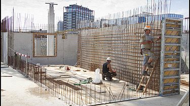 Photo of the construction site for the multi-storey car park on an artificial island in the IJ, with around 500 parking spaces