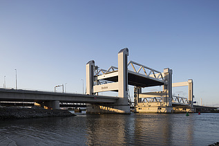 Een foto van de Botlekbrug in Rotterdam.