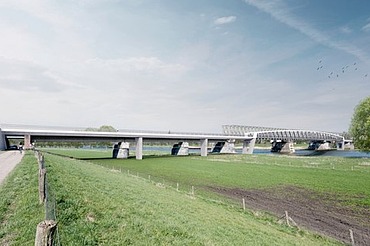 Foto van de fietsbrug tussen Cuijk en Mook, ook bekend als de Maasover. Ze overspant de Maas en vormt een cruciale schakel in de snelfietsroute F73.