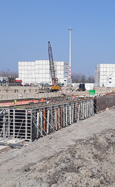 Photograph of the construction work on the quay wall and crane track at City Terminal Kramer in the Prins Willem-Alexander Harbour.