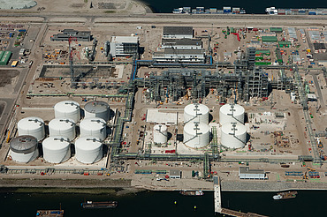 Luchtfoto van de raffinaderij Neste Oil voor de productie van biodiesel in Rotterdam