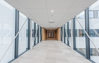 Foto van de binnenkant van een nieuw schoolgebouw aan de Rotterdamse Waalhaven.