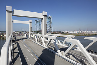 Een foto van de Botlekbrug in Rotterdam.