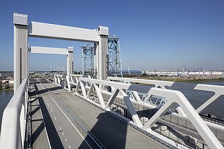 Een foto van de Botlekbrug in Rotterdam.