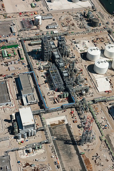 Luchtfoto van de raffinaderij Neste Oil voor de productie van biodiesel in Rotterdam