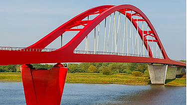 Een foto van de nieuwe spoorbrug, ook wel de Rode Brug of de Rode Loper genoemd, over de IJssel tussen Zwolle en Hattem