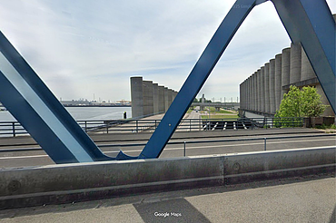 Foto van het nieuwe windscherm met een totale lengte van 144 meter dat bestaat uit 27 halfronde betonnen schalen met een buitendiameter van 4 meter