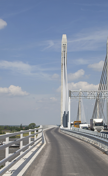 Een foto van de Brug over de Waal/Tacitusbrug, een stalen tuibrug van kokerliggers die de Waal bij Ewijk overspant.