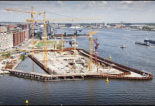 Foto van de werf van de parkeergarage op een kunstmatig eiland in het IJ met ongeveer 500 parkeerplaatsen