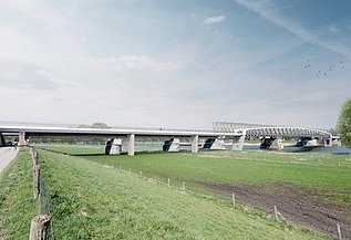Foto van de fietsbrug tussen Cuijk en Mook, ook bekend als de Maasover. Ze overspant de Maas en vormt een cruciale schakel in de snelfietsroute F73.