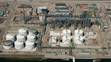 Luchtfoto van de raffinaderij Neste Oil voor de productie van biodiesel in Rotterdam