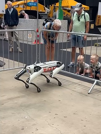 Demonstration of our robot dog at the ZÜBLIN stand