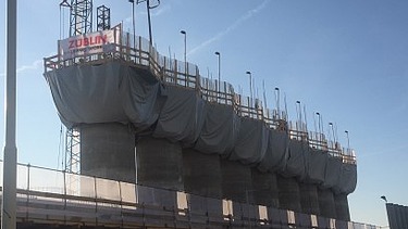 Foto van het nieuwe windscherm met een totale lengte van 144 meter dat bestaat uit 27 halfronde betonnen schalen met een buitendiameter van 4 meter