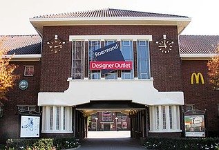 Foto van de inkom van outlet center Roermond