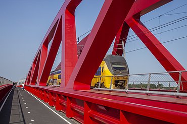 A photograph of the new railway bridge, also known as the Red Bridge or the Red Carpet, spanning the River IJssel between Zwolle and Hattem