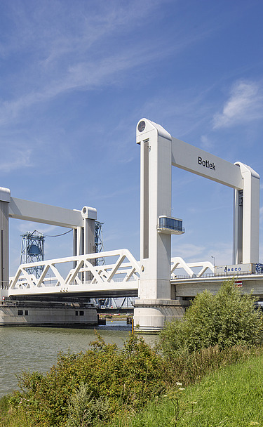 Een foto van de Botlekbrug in Rotterdam.