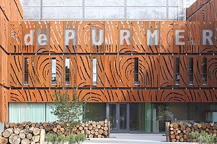 Een foto van de buitenkant van de Hulpwarmtecentrale in Purmerend