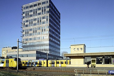 A photograph of the exterior of the Vigilantis office complex in Vlaardingen