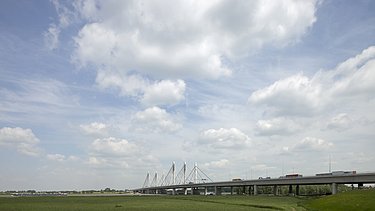 Een foto van de Brug over de Waal/Tacitusbrug, een stalen tuibrug van kokerliggers die de Waal bij Ewijk overspant