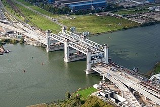 Een foto van de Botlekbrug in Rotterdam.