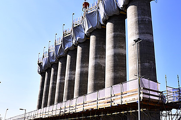 Foto van het nieuwe windscherm met een totale lengte van 144 meter dat bestaat uit 27 halfronde betonnen schalen met een buitendiameter van 4 meter