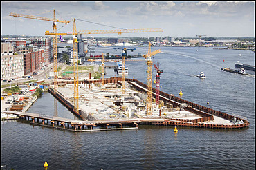 Foto van de werf van de parkeergarage op een kunstmatig eiland in het IJ met ongeveer 500 parkeerplaatsen