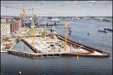 Foto van de werf van de parkeergarage op een kunstmatig eiland in het IJ met ongeveer 500 parkeerplaatsen