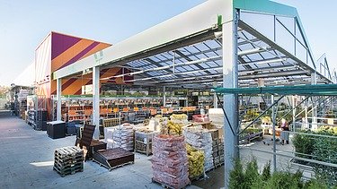 Een foto van de nieuwe bouwmarkt, tuinmarkt, drive-in en parkeerplaatsen voor Hornbach