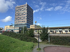 Foto van de buitenkant van kantorencomplex Vigilantis in Vlaardingen