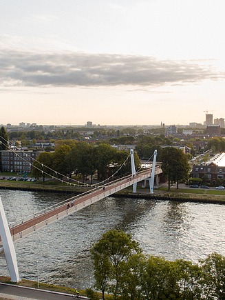Een foto van de Dafne Schippersbrug, een fiets- en voetgangersbrug over het Amsterdam-Rijnkanaal in Utrecht