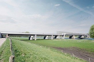 Een foto van de fietsbrug Cuijk-Mook, de nieuwe schakel in het MaasWaalpad.