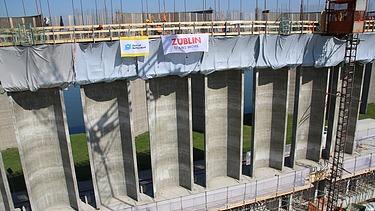 Foto van het nieuwe windscherm met een totale lengte van 144 meter dat bestaat uit 27 halfronde betonnen schalen met een buitendiameter van 4 meter