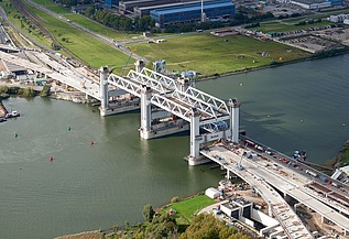 Een foto van de Botlekbrug in Rotterdam.