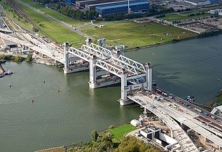 Een foto van de Botlekbrug in Rotterdam.
