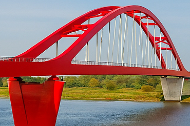 Een foto van de nieuwe spoorbrug, ook wel de Rode Brug of de Rode Loper genoemd, over de IJssel tussen Zwolle en Hattem