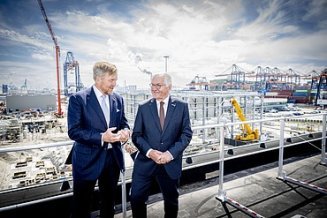 Federal President Steinmeier and King Willem-Alexander during their visit to Porthos.