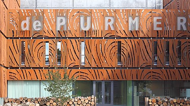 A photograph of the exterior of the auxiliary heating plant in Purmerend