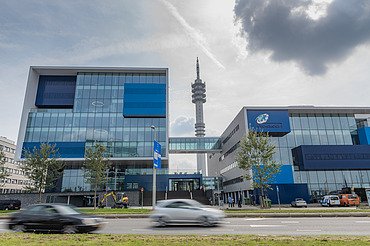 Foto van de buitenkant van een nieuw schoolgebouw aan de Rotterdamse Waalhaven.