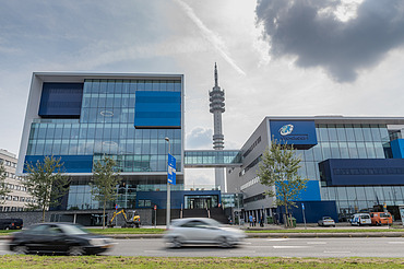 Photo of the exterior of a new school building at Waalhaven in Rotterdam.